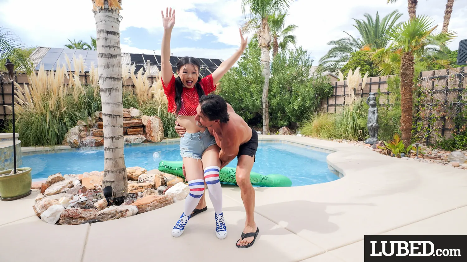 Lulu Chu - Felicidad junto a la piscina | Picture (4)